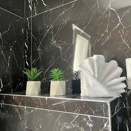 Elite - Free Parking Split