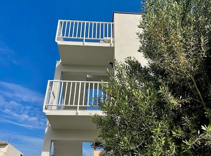 Elite - Free Parking